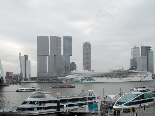 Cruiseschip ms Norwegian Jade aan de Cruise Terminal Rotterdam